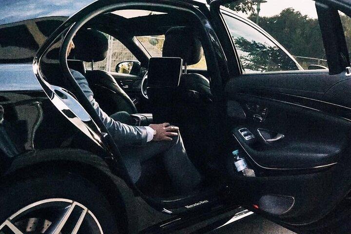 Private Transfer: New York to LaGuardia Airport LGA by Sedan Car
