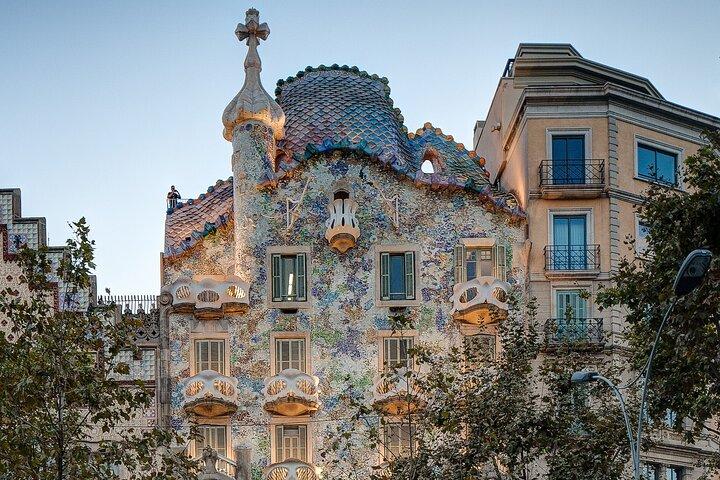 Park Guell & Gaudi houses tour with Modern Style expert Guide