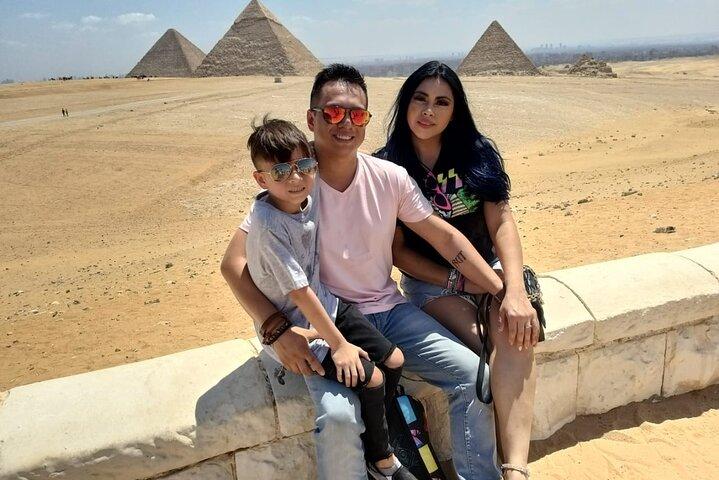 Private Half-Day Tour to the Giza Pyramids with Lunch from Cairo/Giza
