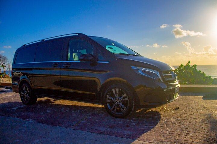 Departures Mercedes Benz V250 from Hotel to Cancun Airport