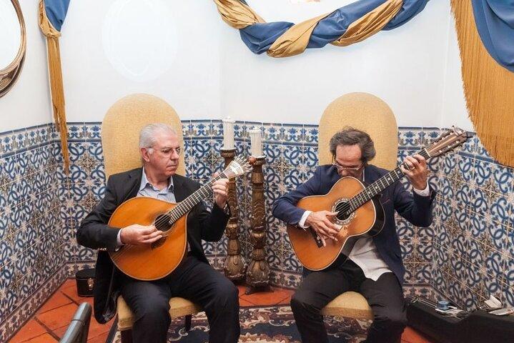 Lisbon: Authentic Fado Show, Dinner and Night Tour