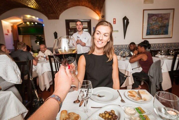 Lisbon: Authentic Fado Show, Dinner and Night Tour