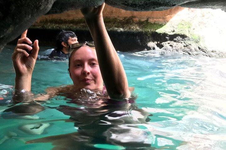 Private Full-Day Wadi Shab Adventure and Bimmah Sinkhole Tour