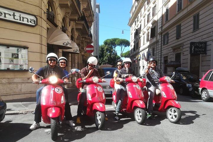 Beautiful Roma Tour on Vespa with Driver