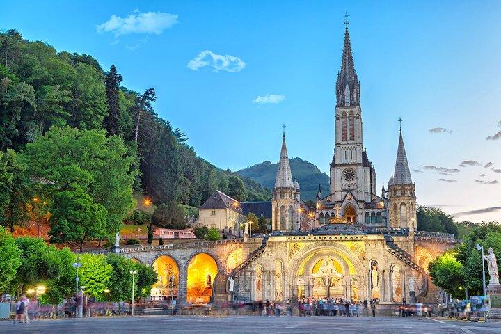 Private Transfer: Toulouse Airport TLS to Lourdes in Luxury Van