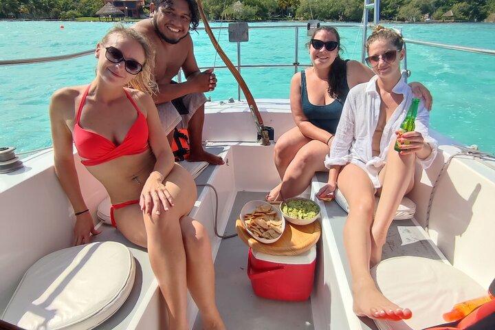 Slow Sailing Bacalar Experience with snack and drinks