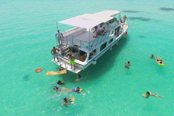 Isla Mujeres Full Day Tour on Yacht with Snorkel and Buffet