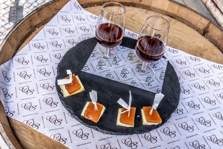 Private Tuktuk Tour with Portuguese Tapas and Wine