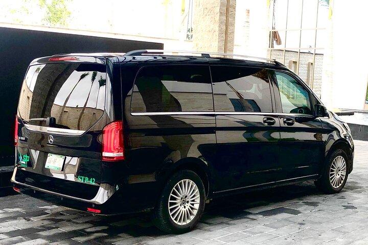 Departures Mercedes Benz V250 from Hotel to Cancun Airport