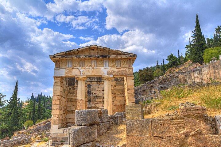 2-Day Delphi & Meteora Tour from Athens with Hotel & Guided Tour