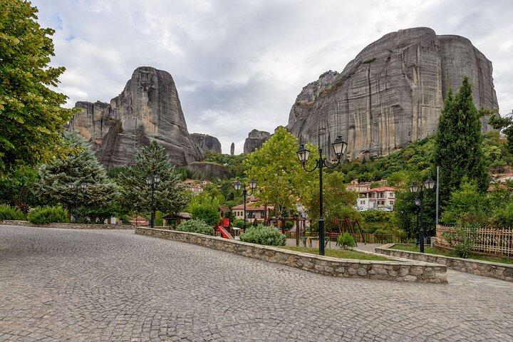 2-Day Delphi & Meteora Tour from Athens with Hotel & Guided Tour