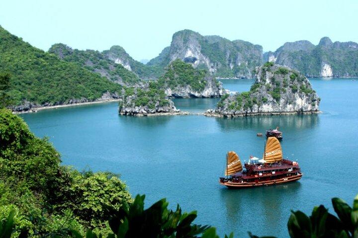 Full-Day Tour of Halong Bay Vietnam