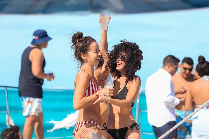 Incredible Party in Catamaran + Open Bar - Only Adults!