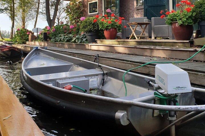 Giethoorn Day Tour w/ Boat Ride & Hotel Pickup