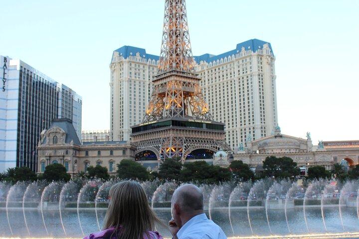 1.5-Hour Las Vegas Strip Limo Tour with Champagne and Photo Stops