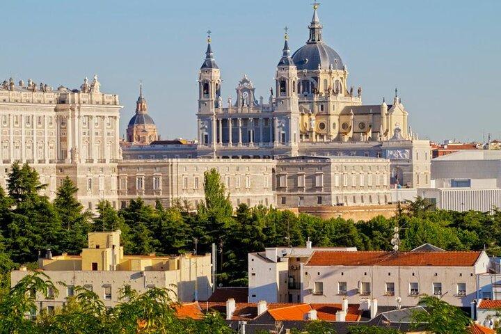 Madrid Airport MAD Round-Trip Private Transfer in Luxury Van