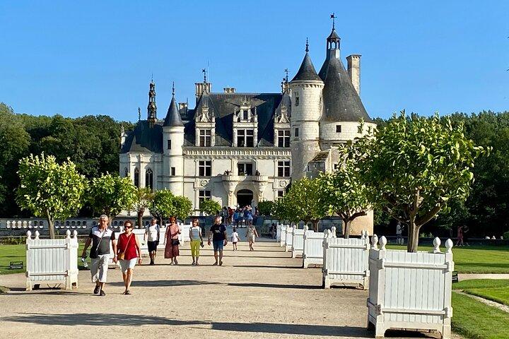 2-day 6 Loire Castles Live Guided Small-group Trip from Paris