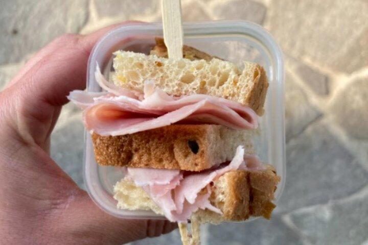 2 Hours walking tour with food stops