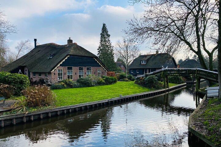 Giethoorn and Zaanse Schans Day Tour Small Group Incl. Boat Ride