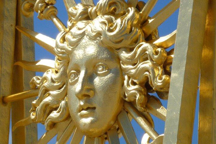 VERSAILLES CASTLE Private Round-Trip Transfer from Paris in Van