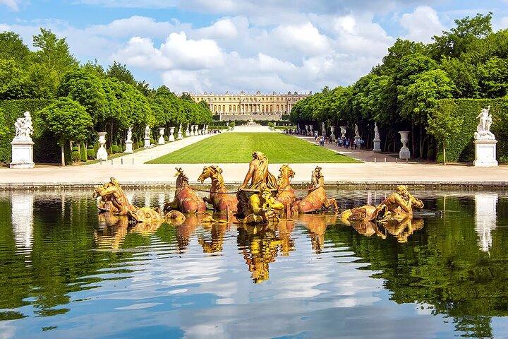 VERSAILLES CASTLE Private Round-Trip Transfer from Paris in Van