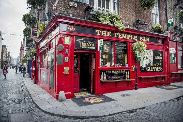 Dublin Old Town: Famous Pubs Exploration Game and Tour
