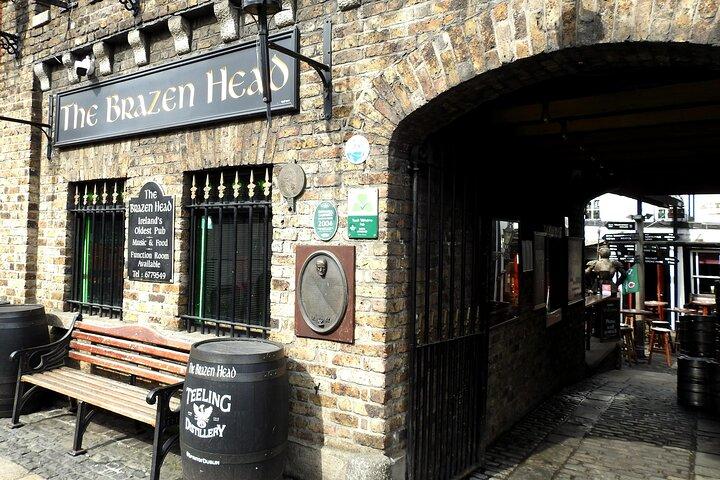 Dublin Old Town: Famous Pubs Exploration Game and Tour