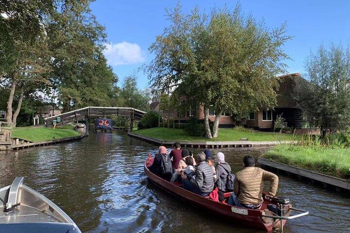 Day Tour Giethoorn, Afsluitdijk and Zaanse Schans with Boat Cruise