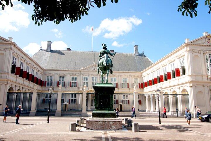 Hague: The Heart of Old Town Exploration Game and Tour