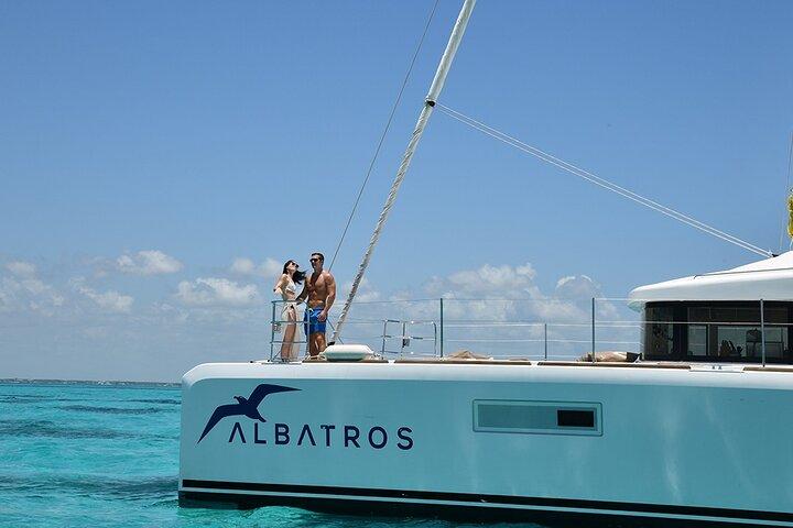 Catamaran Albatros Platinum & Beach club & Open bar & Isla Mujeres