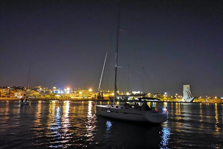 Lisbon Night Sailing Tour with a Drink- 2h Small Group Tour