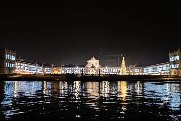 Lisbon Night Sailing Tour with a Drink- 2h Small Group Tour