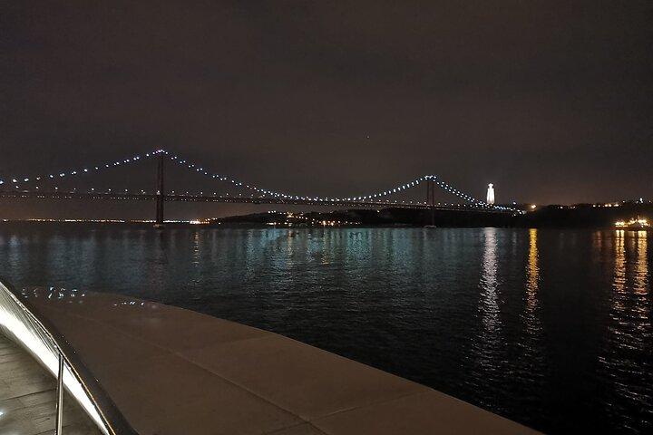 Lisbon Night Sailing Tour with a Drink- 2h Small Group Tour
