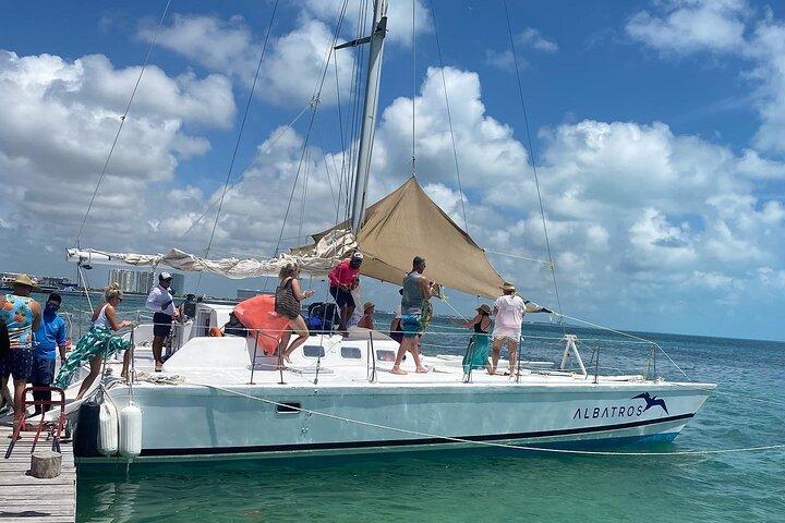 Adults-Only Catamaran Adventure – Sunset, Snorkeling & Drinks