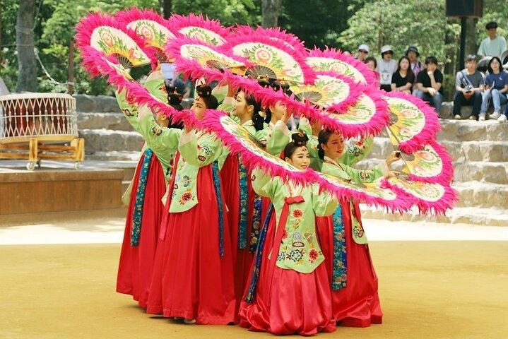 Private Tour around Suwon UNESCO Fortress and Korea Folks Village