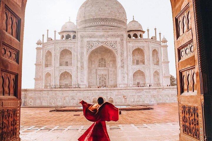 2-Night Private Tour of Taj Mahal and Agra with Pick Up from UAE