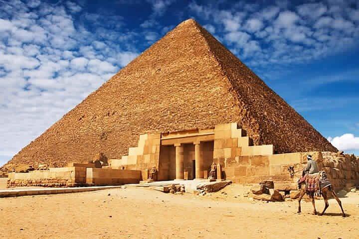 Giza Pyramids, Sphinx & Egyptian Museum with Lunch