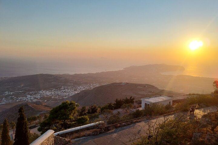Santorini Sunset Cheers and Dine