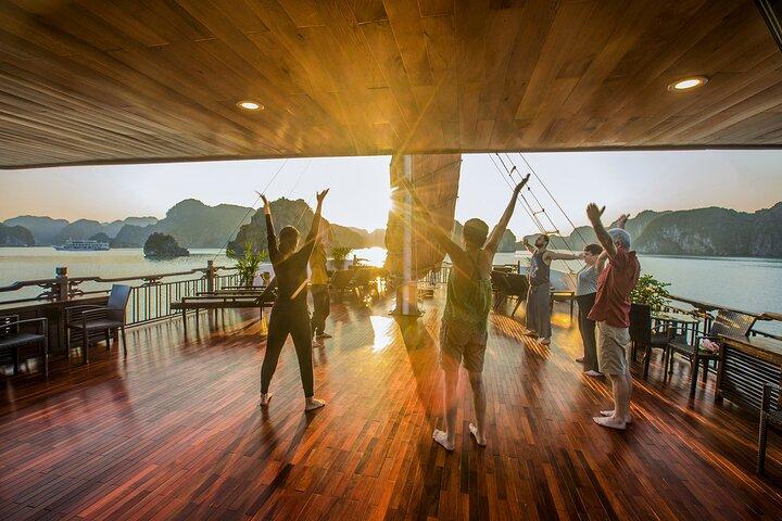 Lan Ha bay deluxe cruise 2D/1N: kayaking & swimming at pristine places & meals