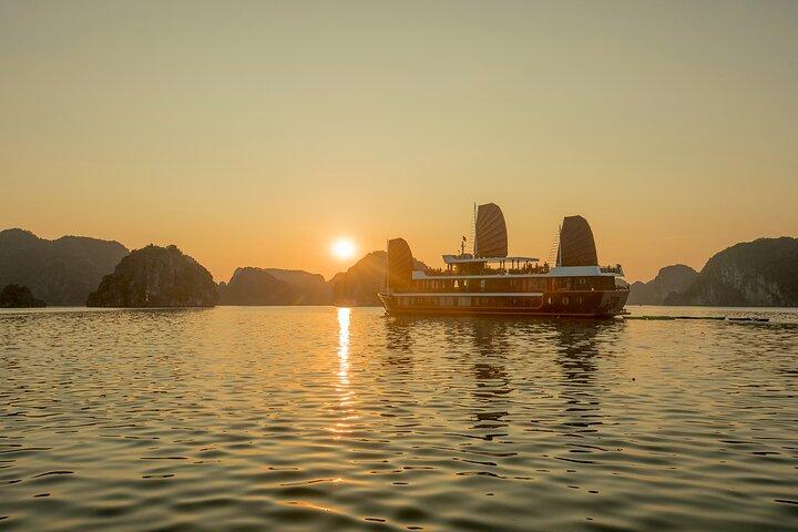 Lan Ha boutique & budget cruise 2D/1N: kayaking, swimming at pristine bay & meal