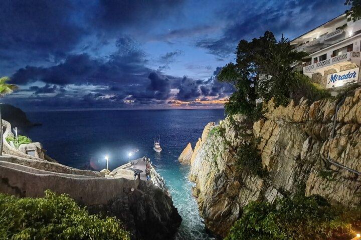 Super DeLuxe Bella Vista Dinner &1 Drink +2 Drinks at CliffDivers