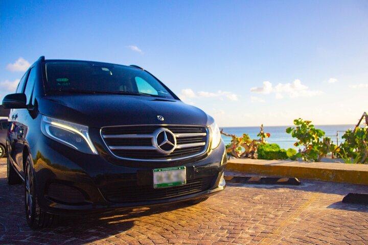Departures Mercedes Benz V250 from Hotel to Cancun Airport