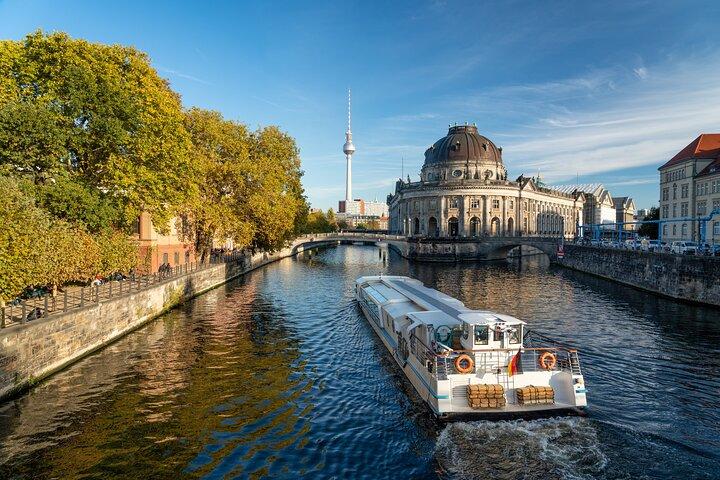 Skip-the-line Boat Cruise and Berlin’s Old Town Guided Tour