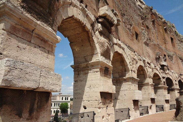 Rome Colosseum Tour with Roman Forums and other Famous Must-See Ancient Sites