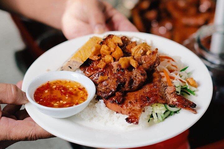 Eat Like a Local: Saigon Michelin-selected Street Food by scooter