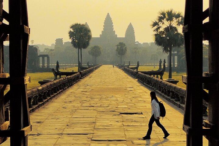 Siem Reap Day Tour to Angkor Wat, Bayon, Ta Prohm, and South Gate