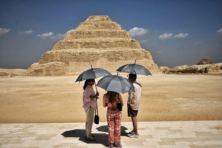 Private Guided Tour to Giza pyramids, Sphinx and Saqqara + Lunch