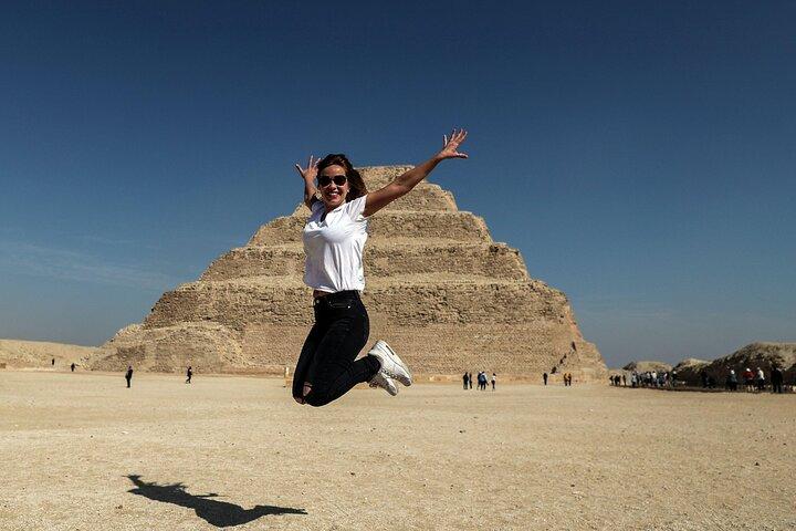 Private Guided Tour to Giza pyramids, Sphinx and Saqqara + Lunch