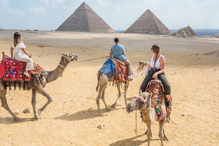 Private Guided Tour to Giza pyramids, Sphinx and Saqqara + Lunch