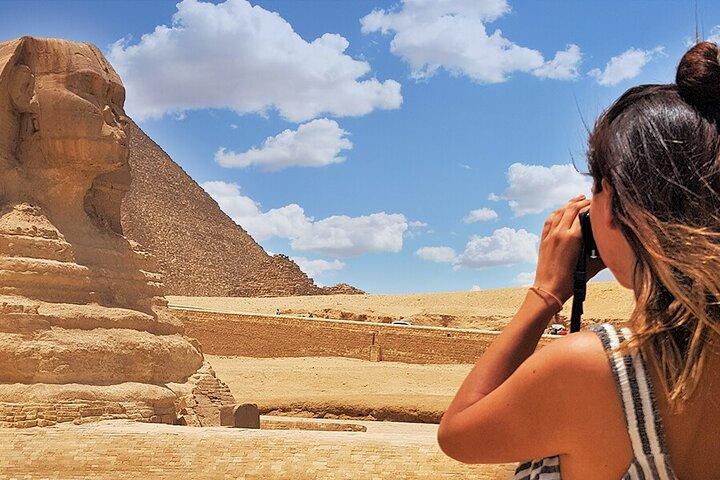 Private Guided Tour to Giza pyramids, Sphinx and Saqqara + Lunch